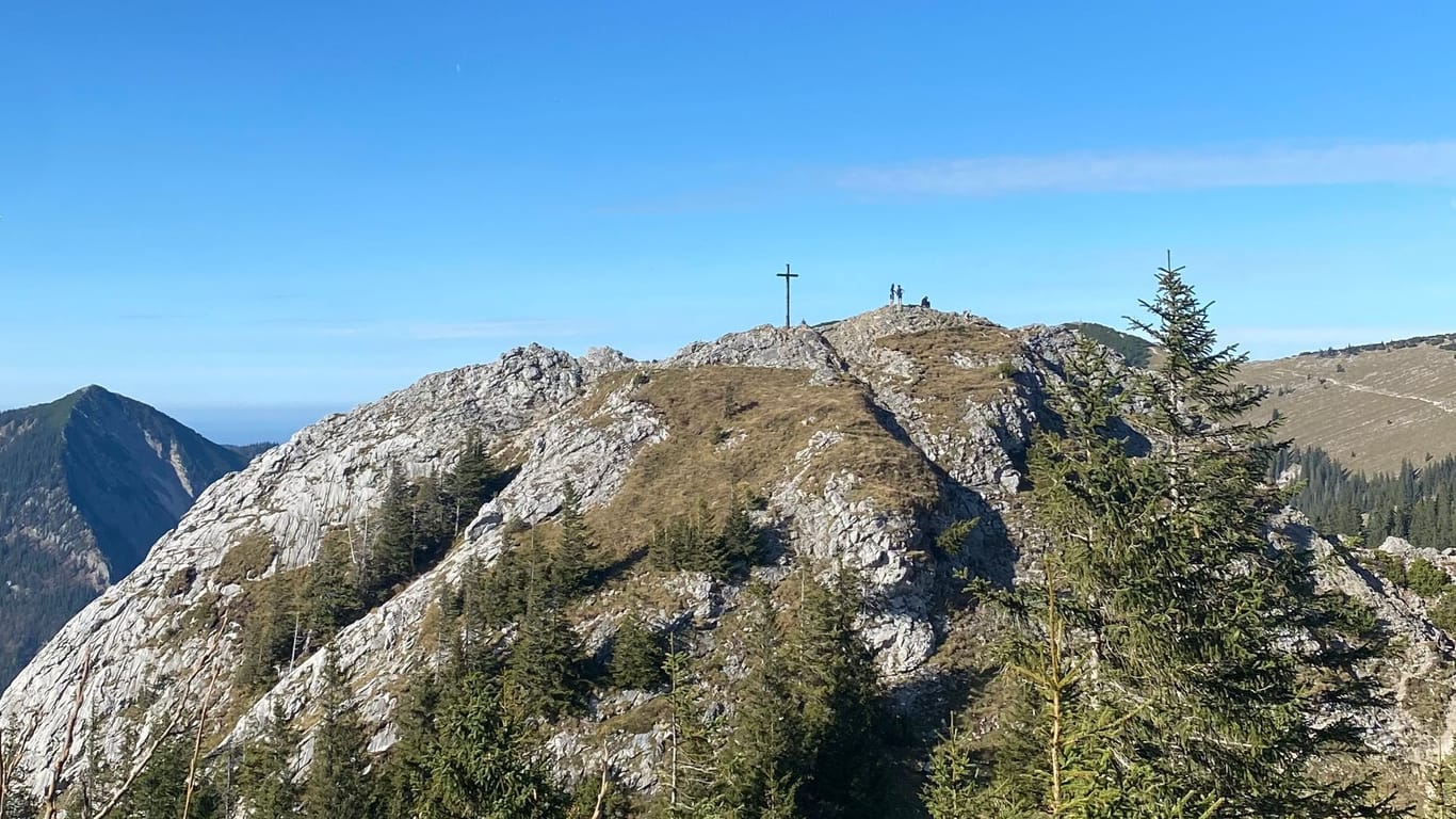 Der Gipfel des Taubensteins: Die letzten Meter haben es in sich und fordern die Wanderer mit einer kleinen Kletterpartie heraus.