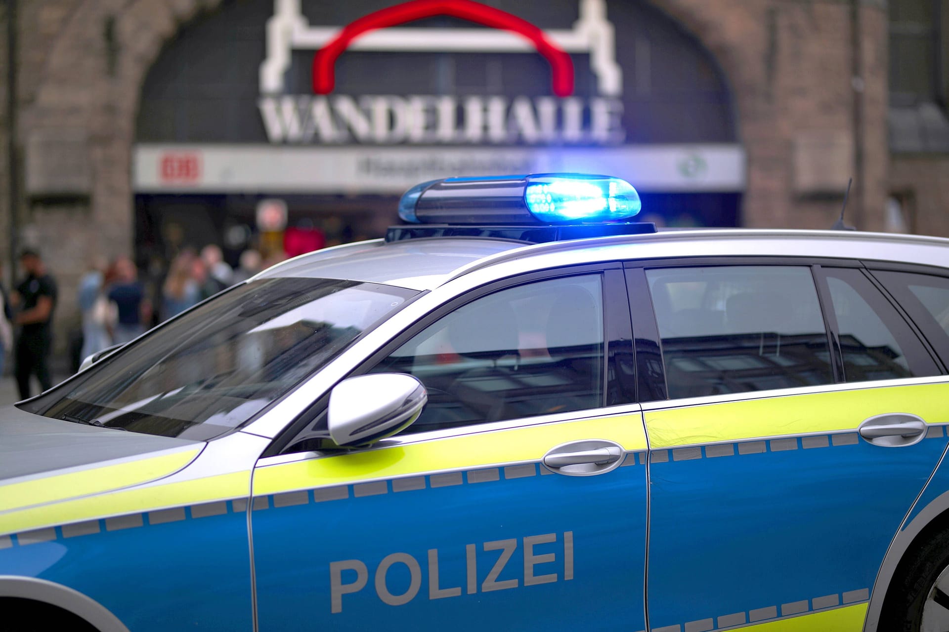 Polizeiwagen mit Blaulicht am Hauptbahnhof Hamburg (Symbolbild): Der Mann wurde gegenüber den Kontrolleuren aggressiv.