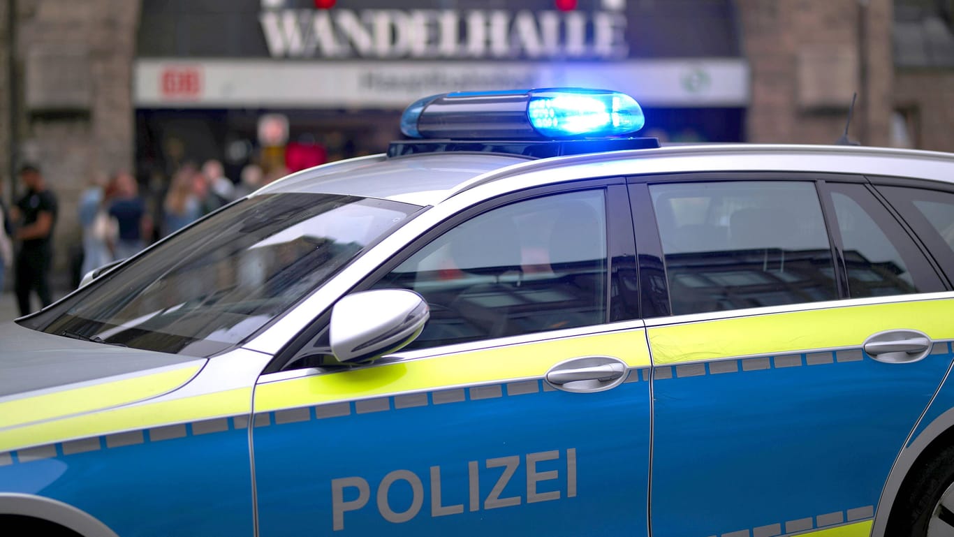 Polizeiwagen mit Blaulicht am Hauptbahnhof Hamburg (Symbolbild): Der Mann wurde gegenüber den Kontrolleuren aggressiv.