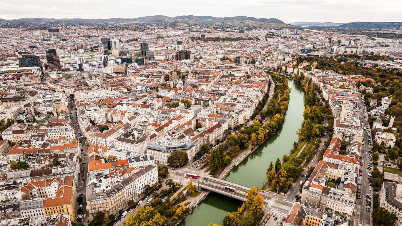 Wien im Herbst: Österreich punktet bei deutschen Rentnern mit hoher Lebensqualität und kultureller Nähe.