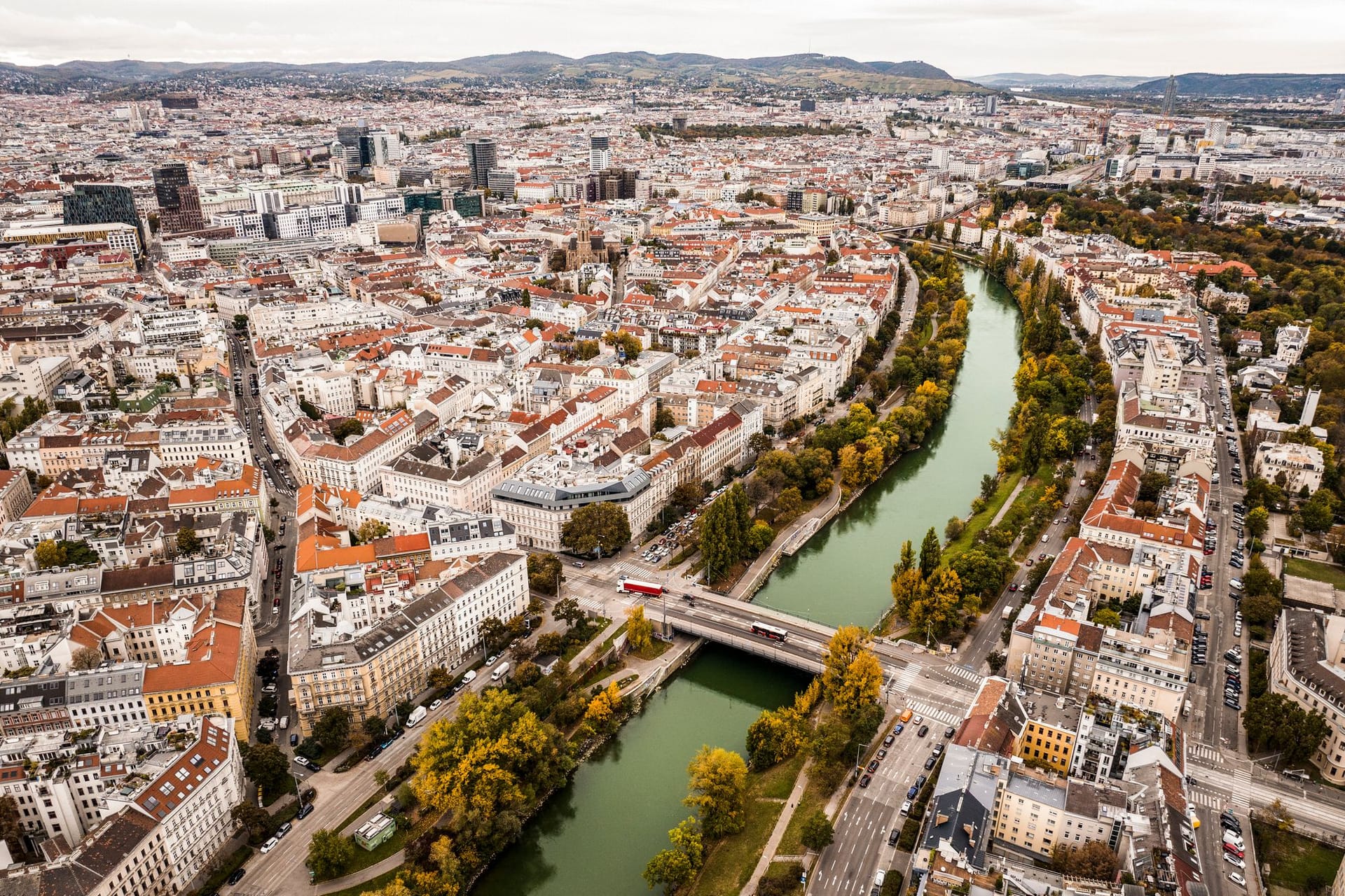 Wien im Herbst: Österreich punktet bei deutschen Rentnern mit hoher Lebensqualität und kultureller Nähe.