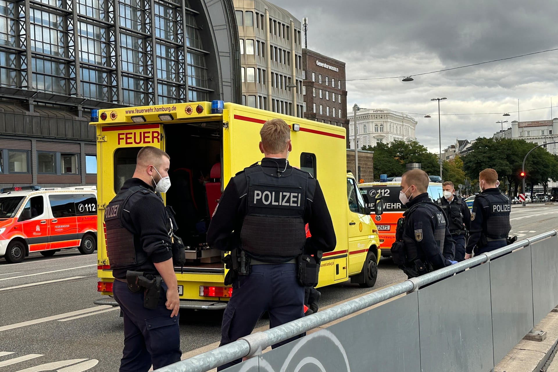 Einsatz in Hamburg: Die Bundespolizei sperrte den Bahnsteig, die Feuerwehr brachte die Patienten ins Krankenhaus.