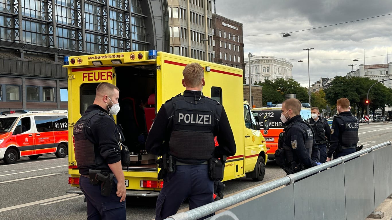 Einsatz in Hamburg: Die Bundespolizei sperrte den Bahnsteig, die Feuerwehr brachte die Patienten ins Krankenhaus.