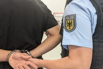 Ein Bundespolizist nimmt einen Mann fest (Symbolbild): Gegen den Angreifer wird nun wegen gefährlicher Körperverletzung ermittelt.