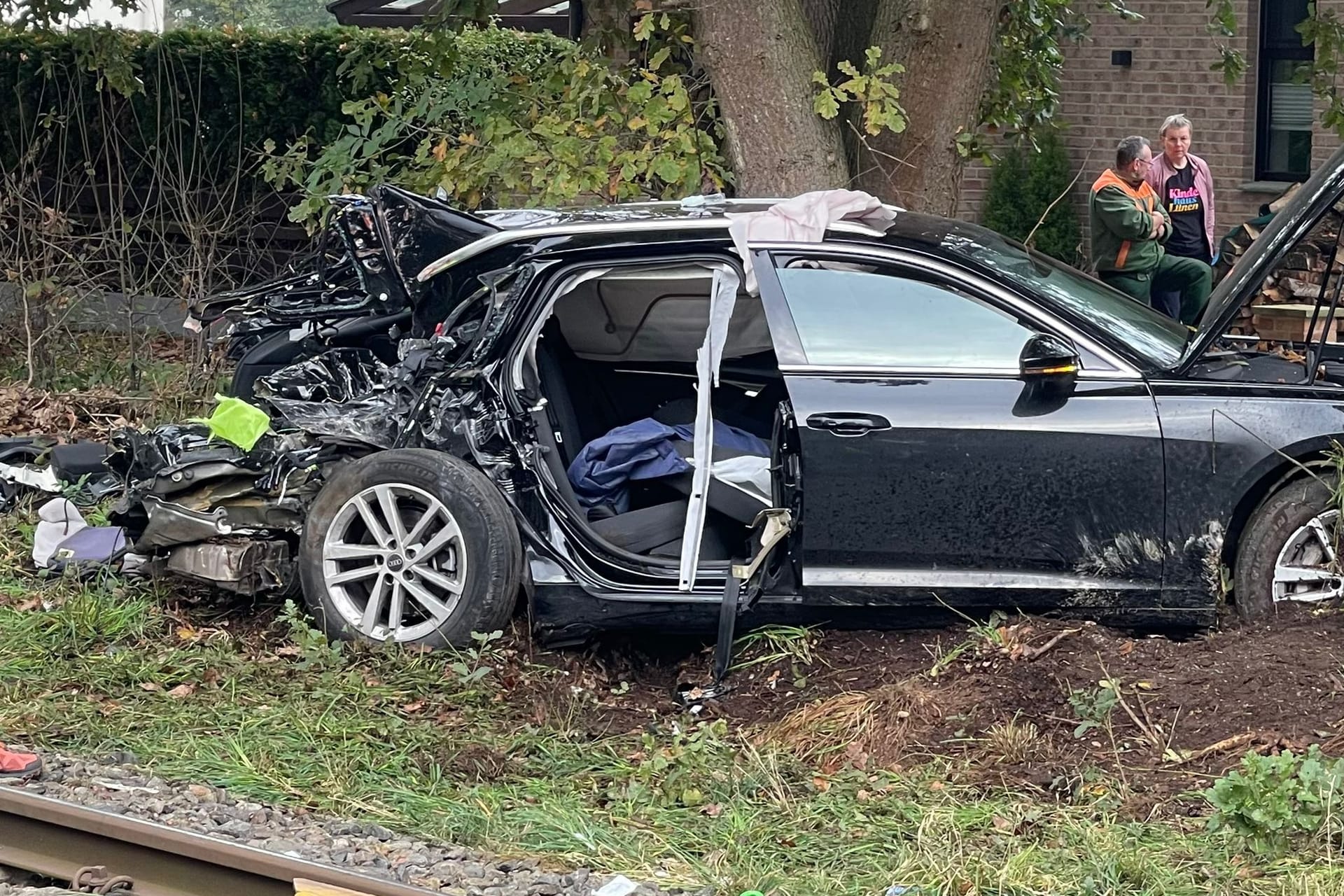 Ein verunfalltes Fahrzeug: Die schwer verletzte Autofahrerin musste aus ihrem Fahrzeug befreit werden.