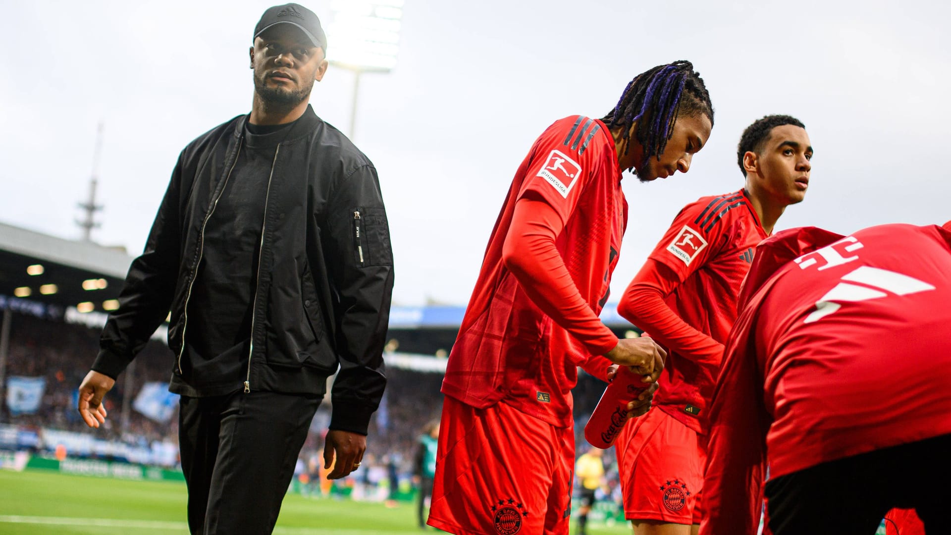 Vincent Kompany (l.) und seine Spieler: In Mainz wartet ein schwer bespielbarer Untergrund auf sie.