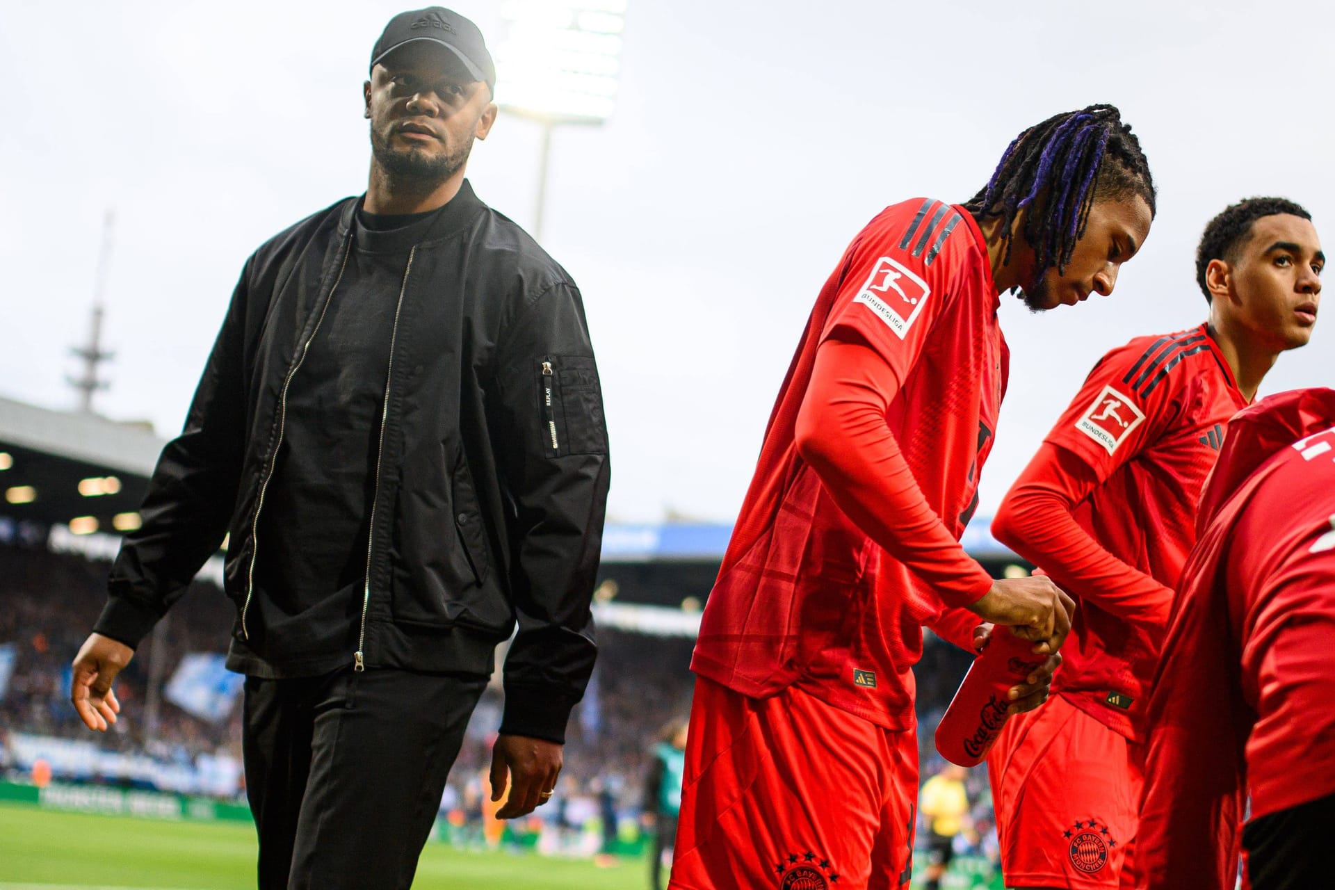 Vincent Kompany (l.) und seine Spieler: In Mainz wartet ein schwer bespielbarer Untergrund auf sie.