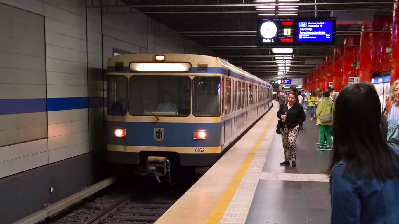 Eine U-Bahn fährt am Odeonsplatz ein (Archivbild): Wann die Arbeiten starten sollen, steht noch nicht fest.