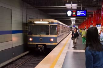 Eine U-Bahn fährt am Odeonsplatz ein (Archivbild): Wann die Arbeiten starten sollen, steht noch nicht fest.