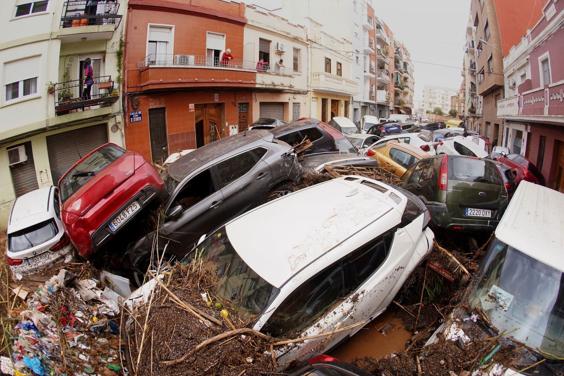 Verwüstungen nach schweren Unwettern in Valencia: Durch die Wassermassen aufgestapelte Autos.