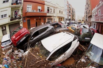 Verwüstungen nach schweren Unwettern in Valencia: Durch die Wassermassen aufgestapelte Autos.