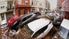 Verwüstungen nach schweren Unwettern in Valencia: Durch die Wassermassen aufgestapelte Autos.