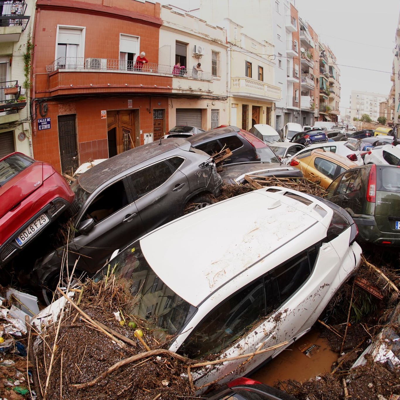 Verwüstungen nach schweren Unwettern in Valencia: Durch die Wassermassen aufgestapelte Autos.