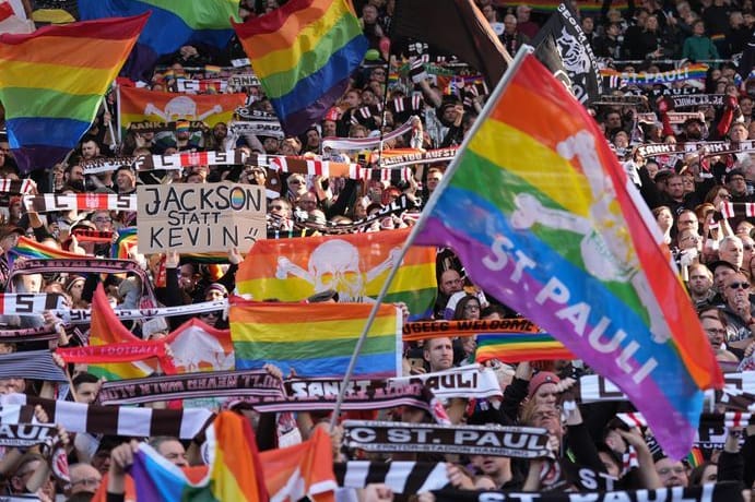 Regenbogenfarben und Spruchbänder der St.-Pauli-Fans: Sie zeigten ihre Ablehnung gegenüber Kevin Behrens.