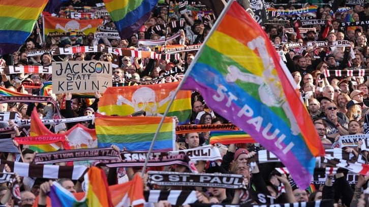 Regenbogenfarben und Spruchbänder der St.-Pauli-Fans: Sie zeigten ihre Ablehnung gegenüber Kevin Behrens.