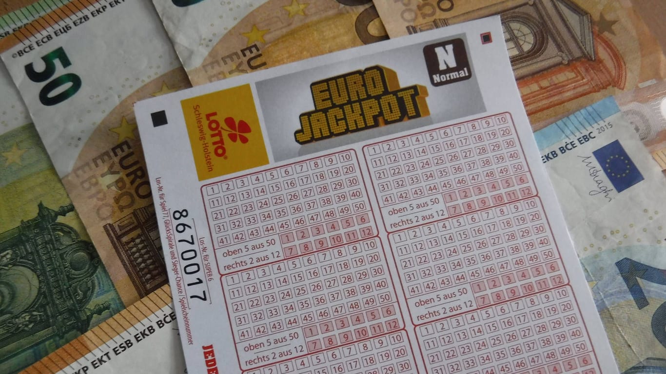 Ein Eurojackpot-Tippschein (Symbolbild): Ein Millionengewinn in Hamburg wartet seit Monaten auf seine Abholung.