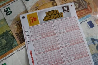 Ein Eurojackpot-Tippschein (Symbolbild): Ein Millionengewinn in Hamburg wartet seit Monaten auf seine Abholung.