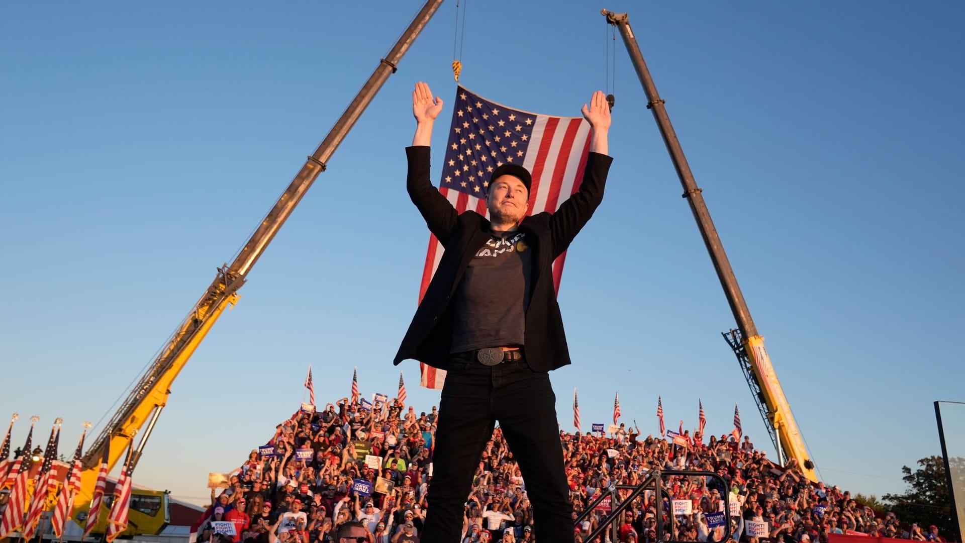 Der CEO von Tesla und SpaceX, Elon Musk, betritt die Bühne bei einer Wahlkampfveranstaltung auf der Butler Farm Show