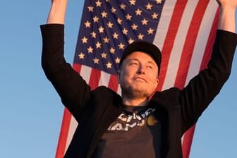 Der CEO von Tesla und SpaceX, Elon Musk, betritt die Bühne bei einer Wahlkampfveranstaltung auf der Butler Farm Show