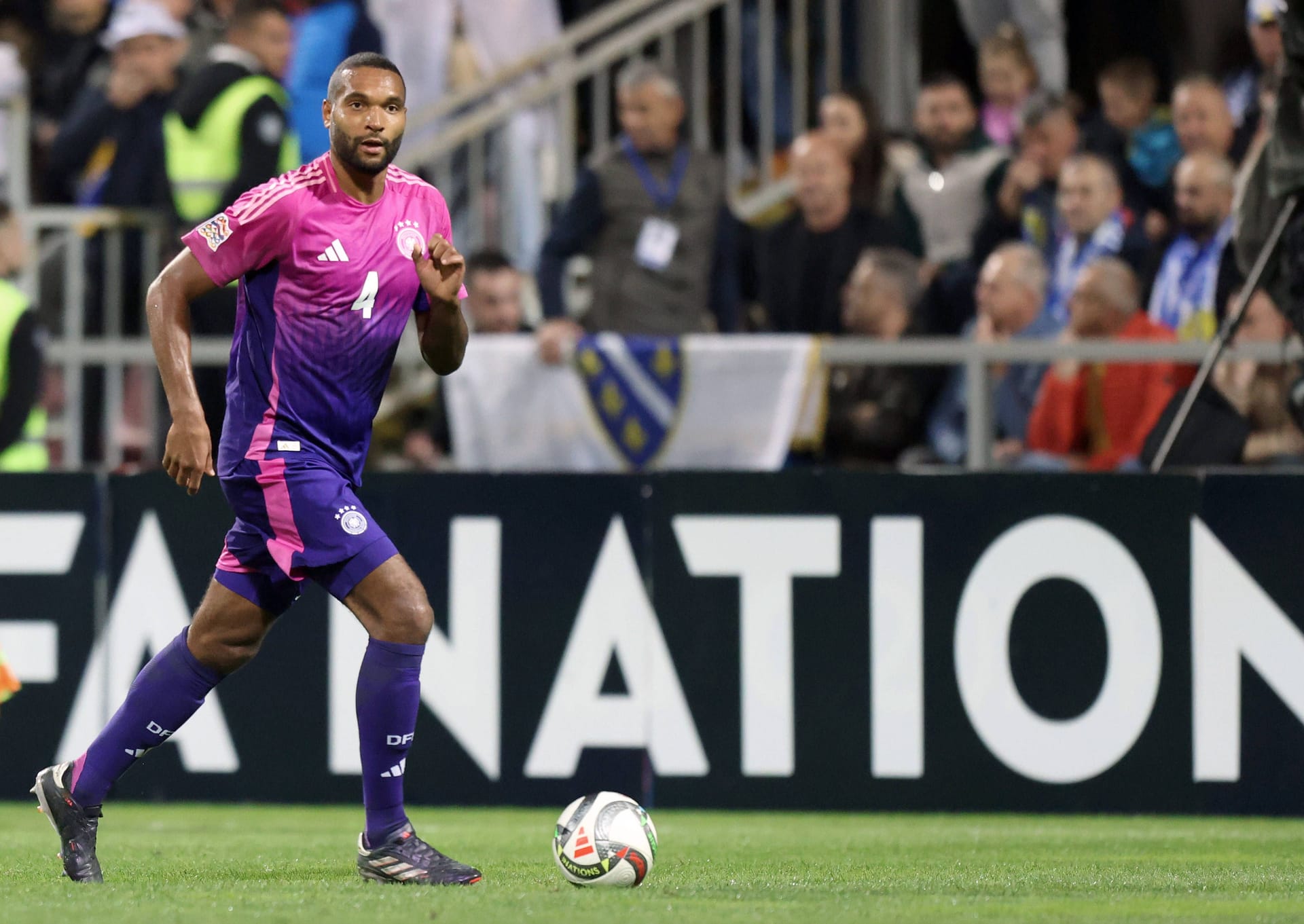 Jonathan Tah: Bildete das defensive Zentrum mit Rüdiger. Der Leverkusener zeigte einen klasse Block in der 26. Minute und vereitelte einen gefährlichen Schuss nach einem sehenswerten Zusammenspiel der Bosnier. Guter Pass in die Spitze auf Gosens (82.). Ansonsten unauffällig im Aufbau. Note: 3