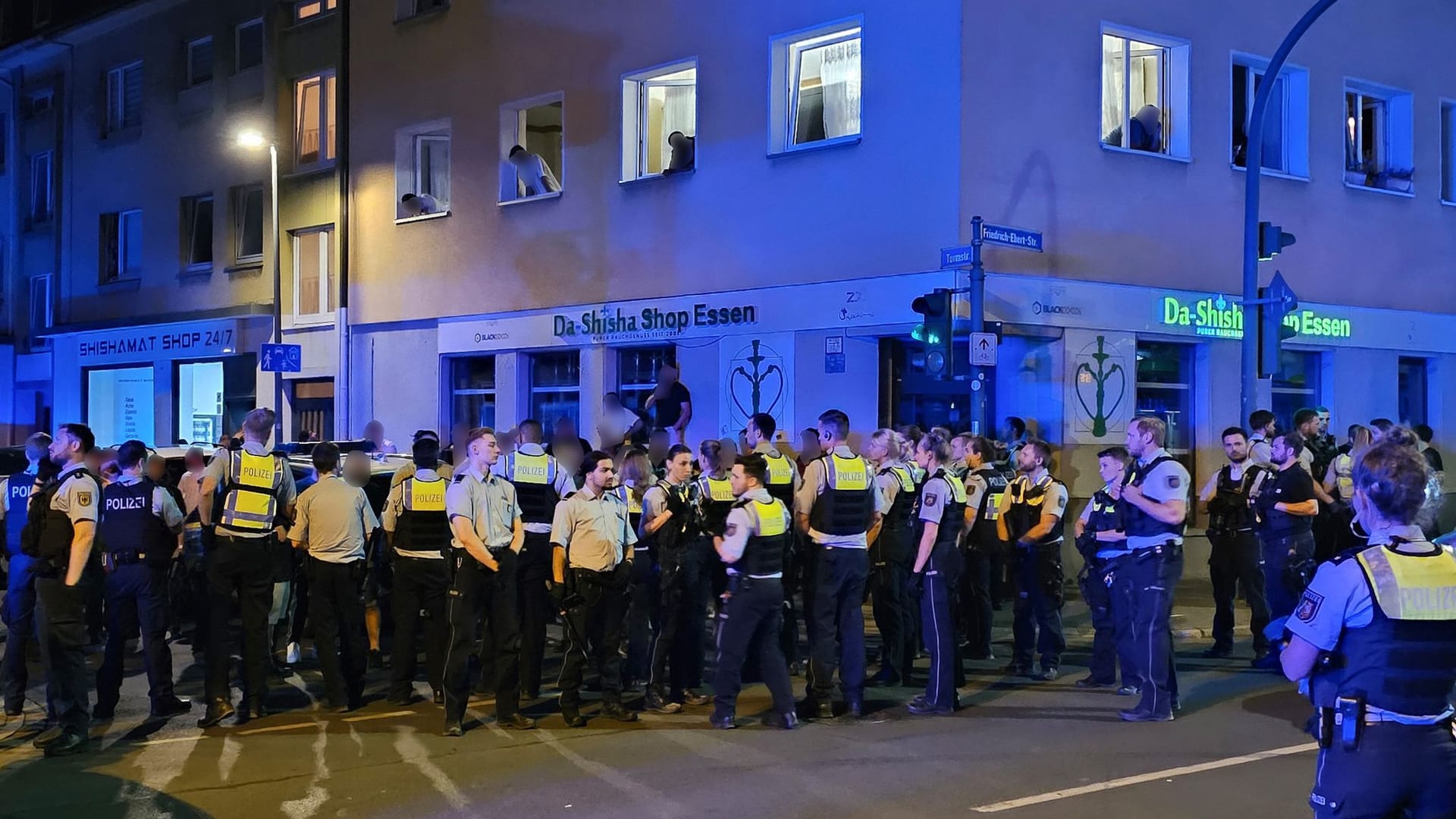 Polizisten bewachen mutmaßliche Teilnehmer einer Massenschlägerei in der Essener Innenstadt (Archivbild).