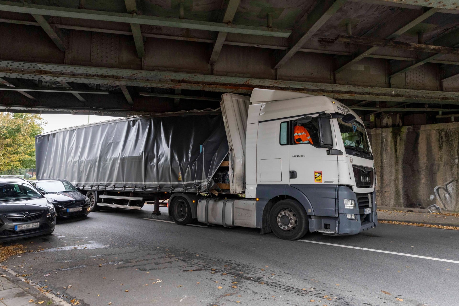 Ein Lkw ist am Donnerstag unter einer Brücke in Essen-Frillendorf hängen geblieben.