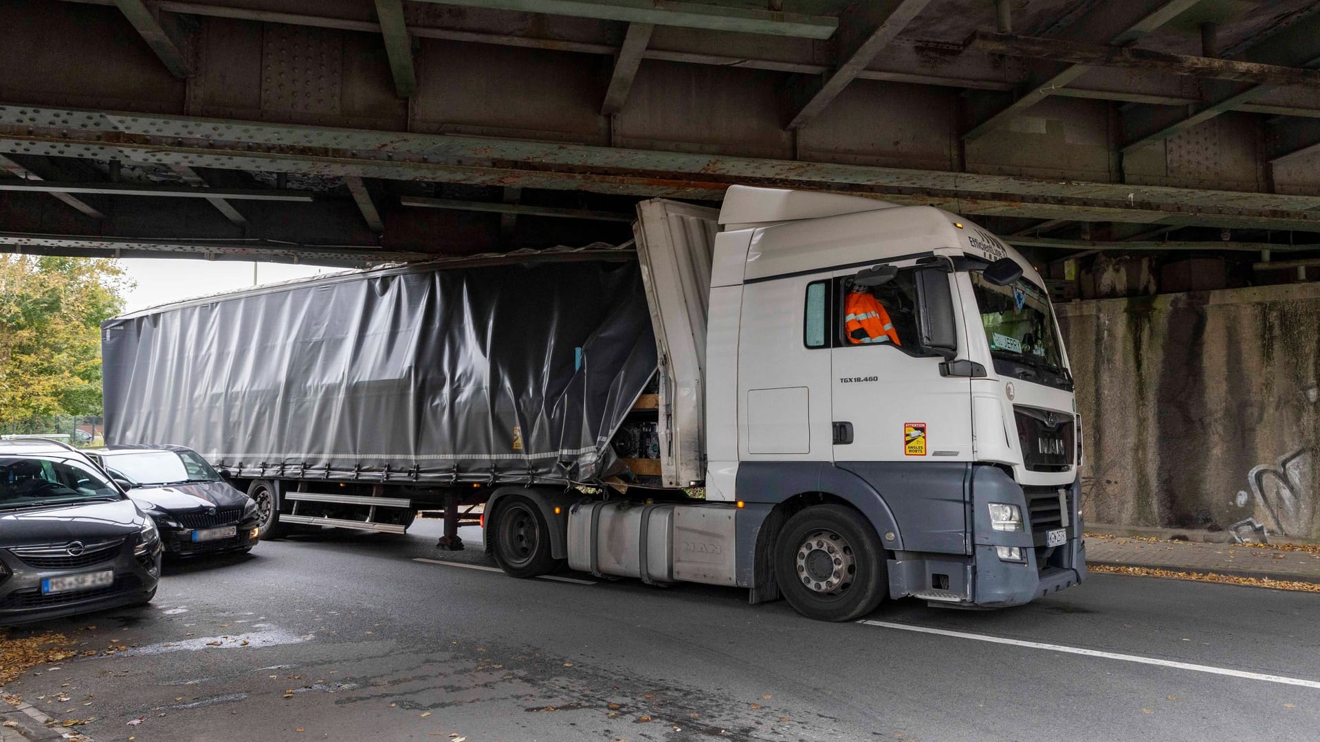 Ein Lkw ist am Donnerstag unter einer Brücke in Essen-Frillendorf hängen geblieben.