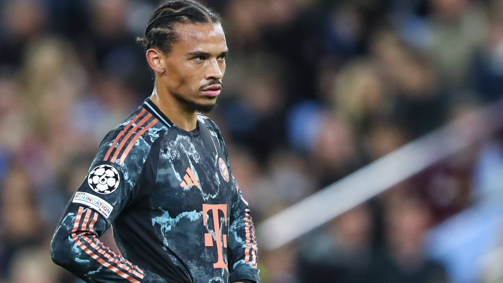 Leroy Sané nach der Niederlage in Birmingham: Der FC Bayern hat eine schmerzhafte Niederlage hinnehmen müssen.