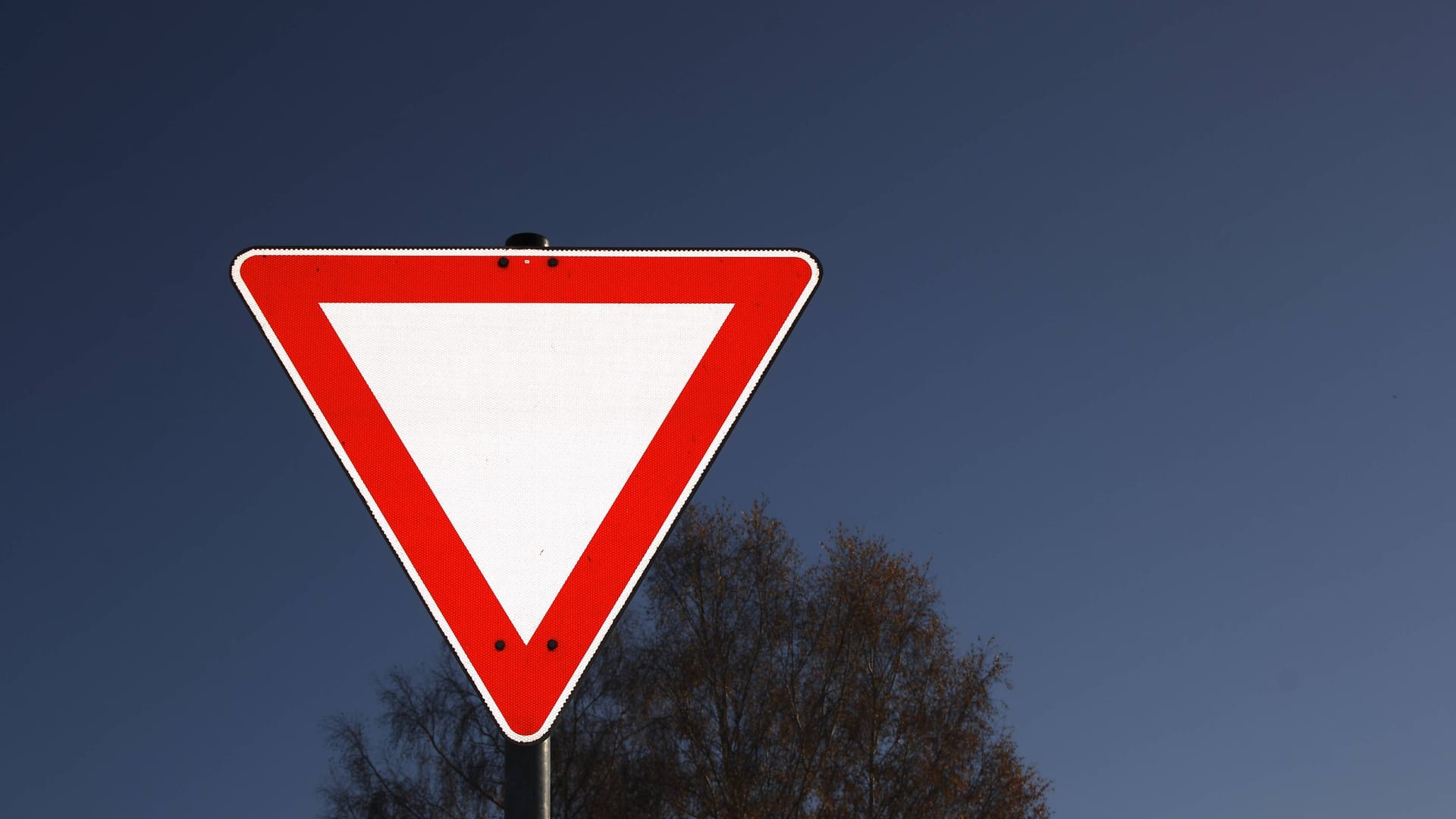 Vorfahrt beachten (Symbolbild): Im Straßenverkehr sind Umsicht und Vorausschau gefragt – doch was, wenn man mal den Motor abwürgt beim Abbiegen?