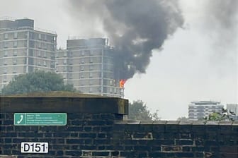 Ein Hochhaus im Londoner Stadtteil Plaistow brennt.