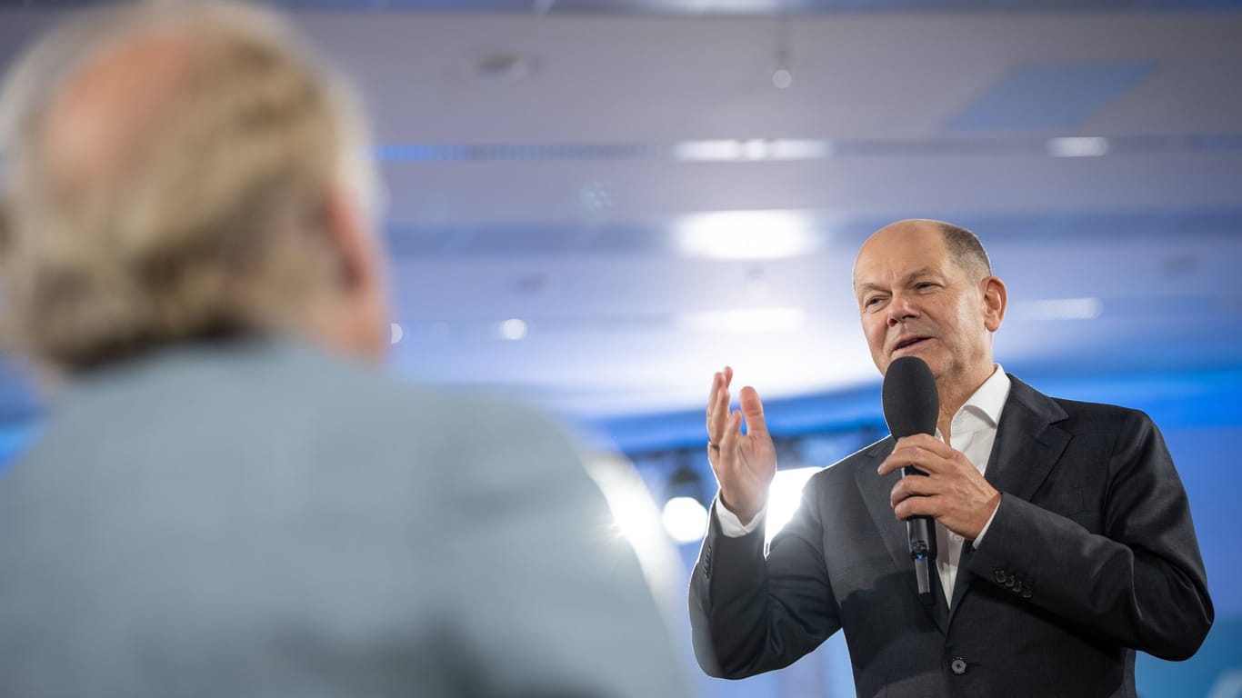 Bundeskanzler Olaf Scholz im Dialog mit Bürgern in Schwerin.