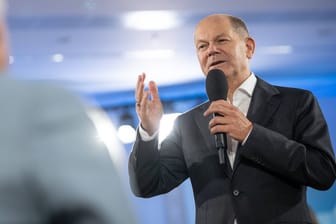 Bundeskanzler Olaf Scholz im Dialog mit Bürgern in Schwerin.