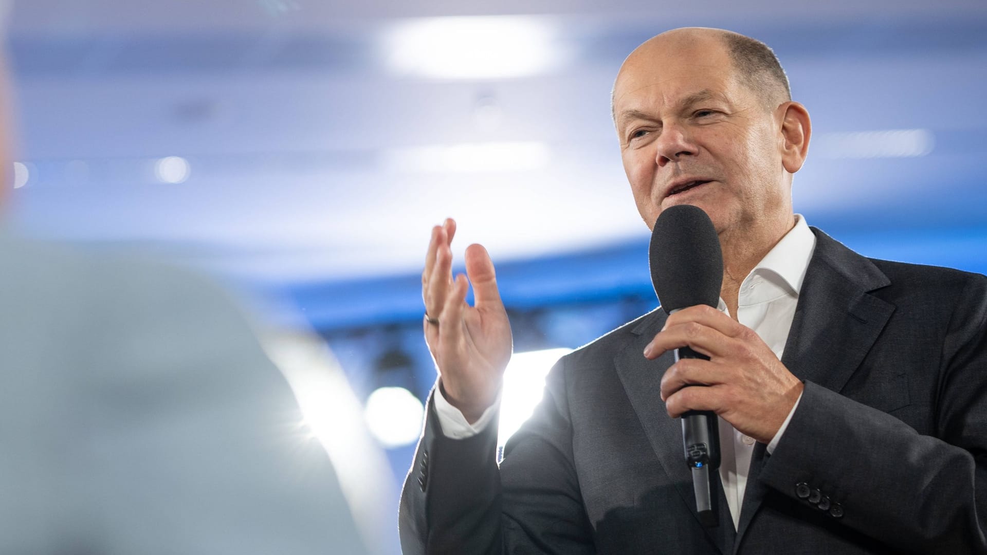 Bundeskanzler Olaf Scholz im Dialog mit Bürgern in Schwerin.