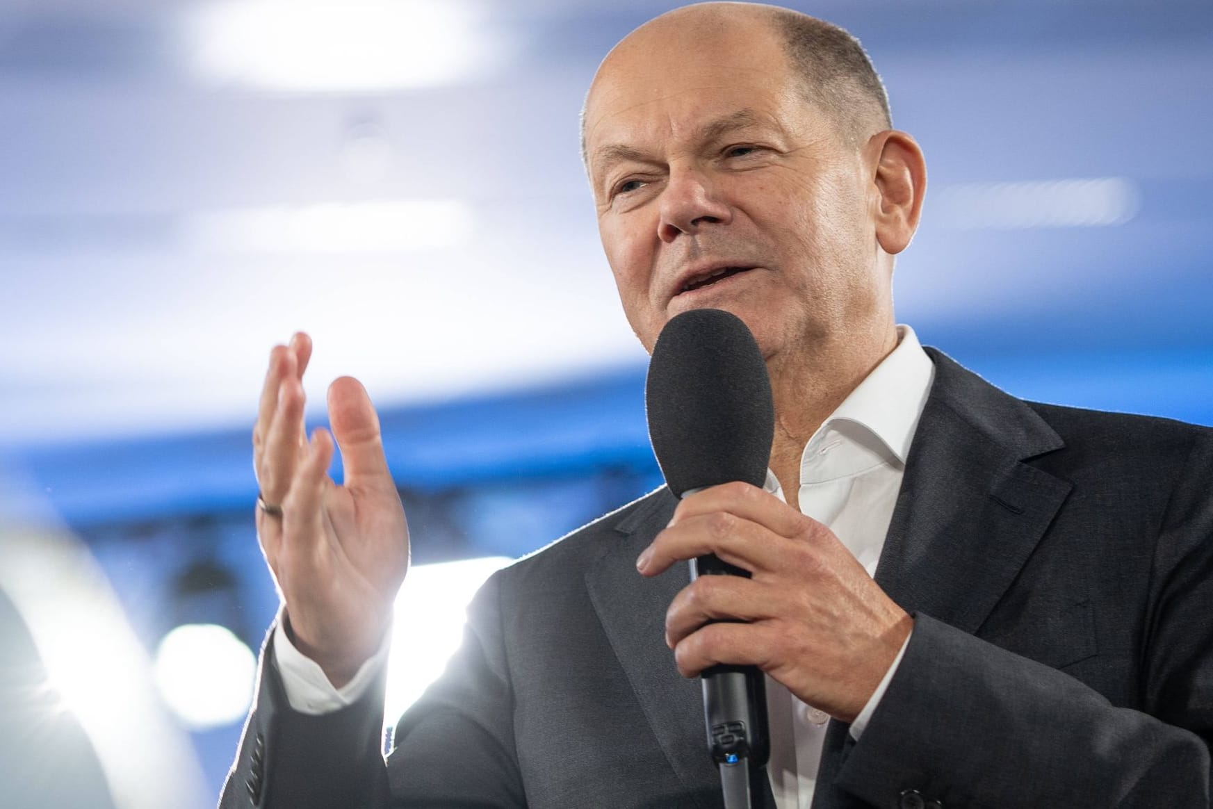 Bundeskanzler Olaf Scholz im Dialog mit Bürgern in Schwerin.