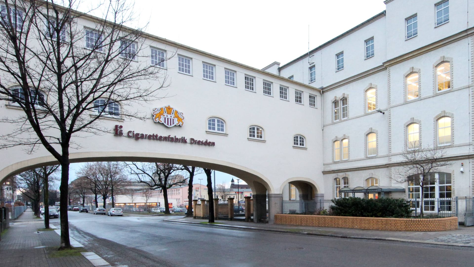 Einfahrt zur Dresdner Zigarettenfabrik auf der Glashütter Straße (Archivbild):