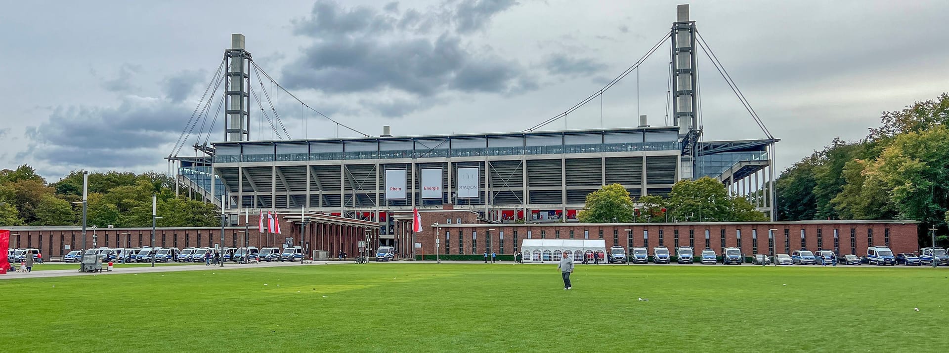 Am 10. Oktober 2024 verabschiedet sich Lukas Podolski mit einem großen Spiel im RheinEnergieStadion von seinen Fans in Köln. Sein Vertrag in Polen läuft 2025 aus.