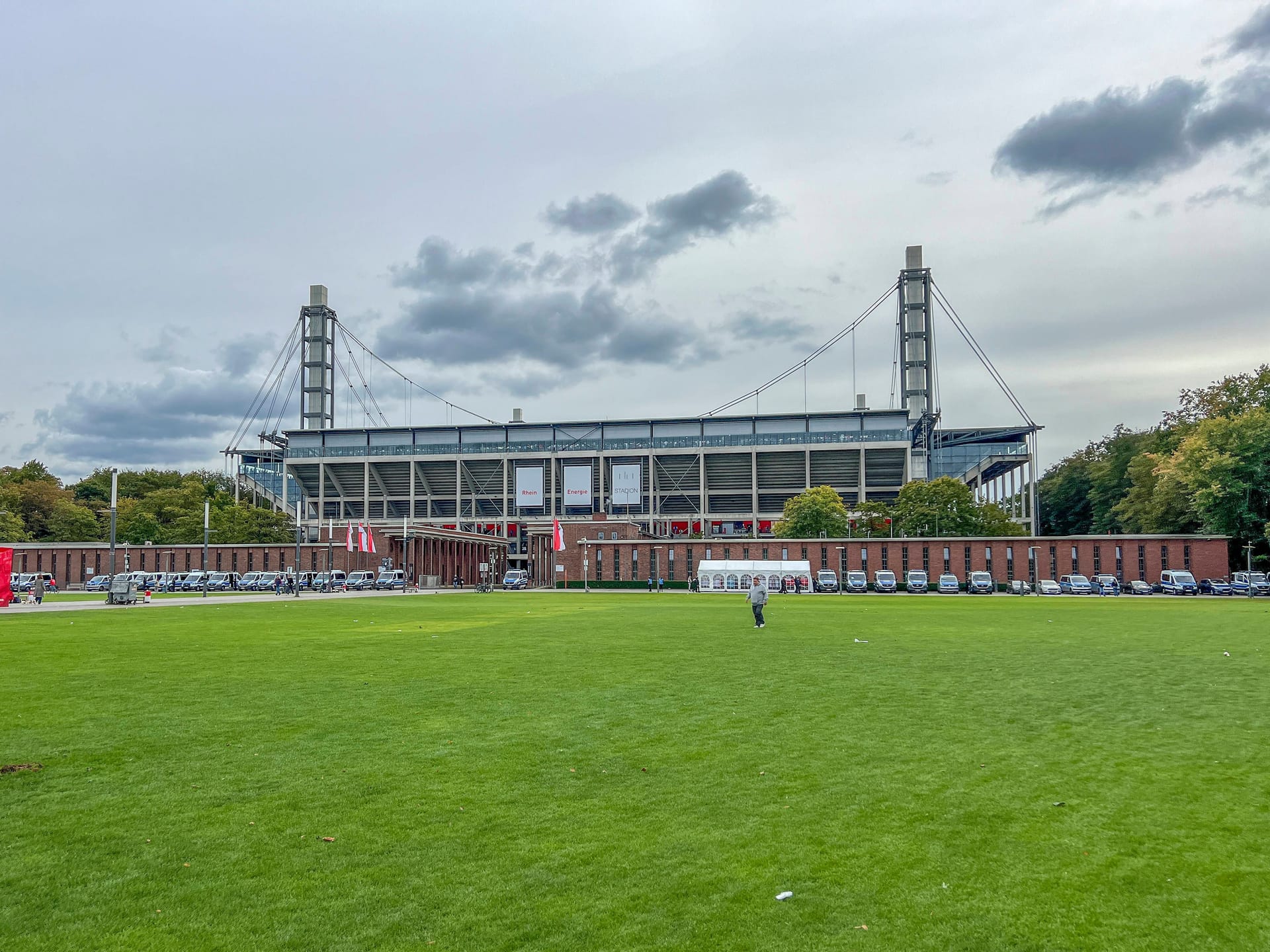 Am 10. Oktober 2024 verabschiedet sich Lukas Podolski mit einem großen Spiel im RheinEnergieStadion von seinen Fans in Köln. Sein Vertrag in Polen läuft 2025 aus.