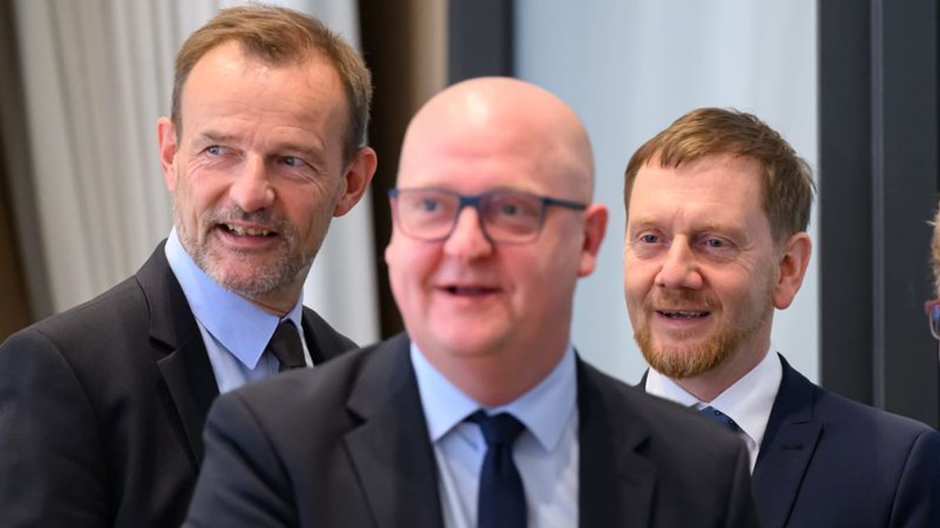 Ministerpräsident Michael Kretschmer (CDU, 2. v.r.), die BSW-Vorsitzenden Jörg Scheibe (l) und Sabine Zimmermann (r) und der SPD-Vorsitzende Henning Homann vor Beginn der Sondierungsgespräche.