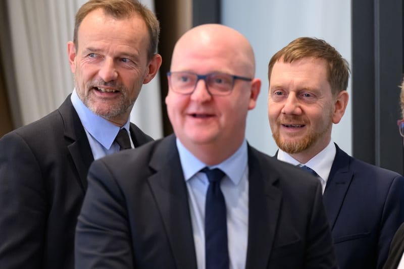 Ministerpräsident Michael Kretschmer (CDU, 2. v.r.), die BSW-Vorsitzenden Jörg Scheibe (l) und Sabine Zimmermann (r) und der SPD-Vorsitzende Henning Homann vor Beginn der Sondierungsgespräche.