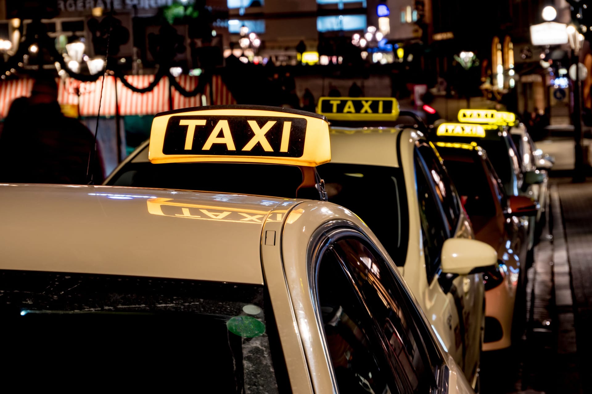 Geparkte Taxis in der Nacht (Symbolbild): Neben dem Mann wurden auch zwei Frauen vorläufig festgenommen.