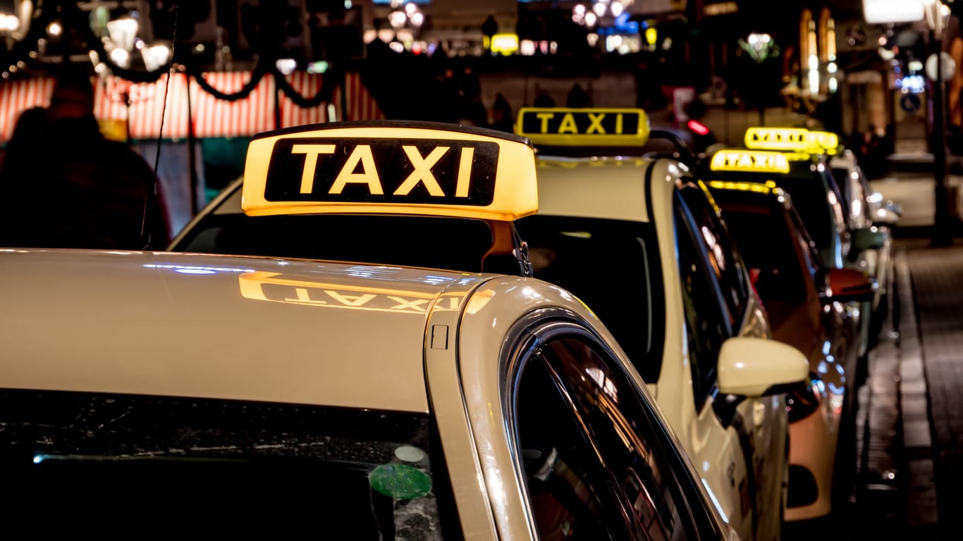 Geparkte Taxis in der Nacht (Symbolbild): Neben dem Mann wurden auch zwei Frauen vorläufig festgenommen.