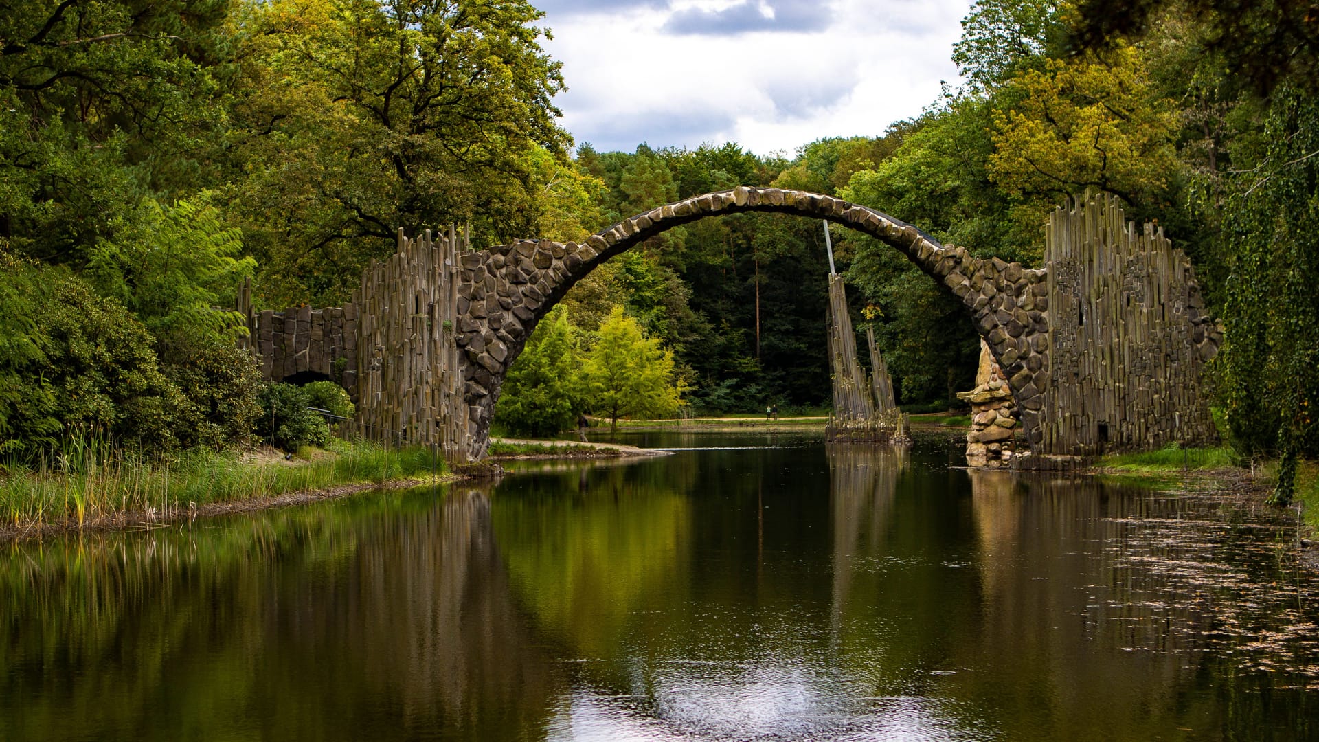 Die Rakotzbrücke im Rhododendronpark Kromlau in Sachsen.