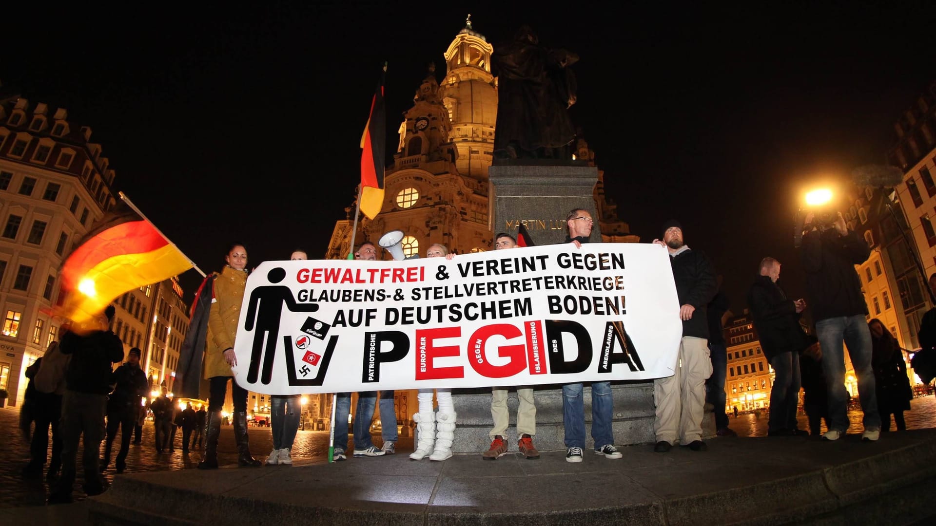 Ein Bild von der zweiten Pegida-Demo: Ende Oktober 2014 vor der Frauenkirche.