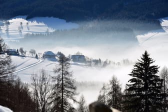 Verschneite Winterlandschaft mit Bauernhäusern am Attersee, Österreich, Europa - Snowy winter landscape with farmhouses at Attersee, Austria, Europe