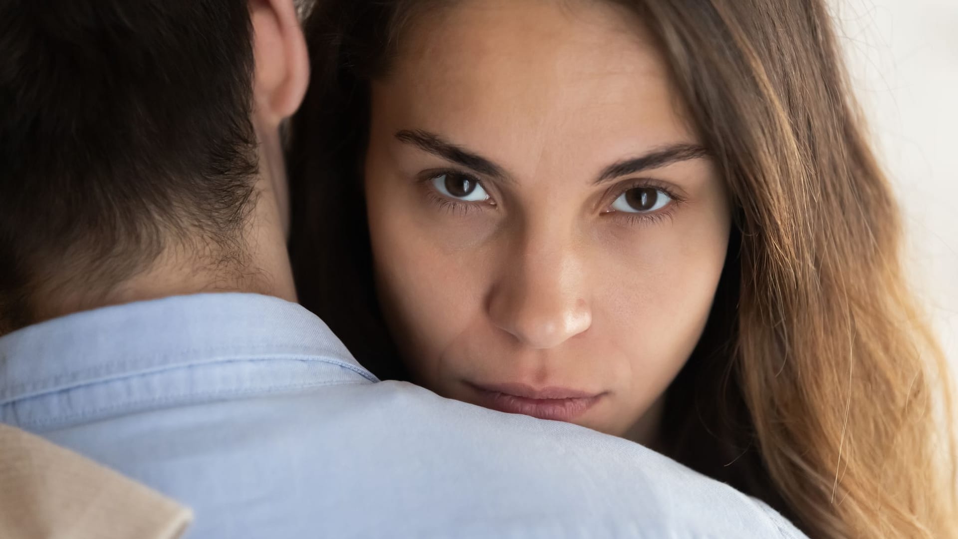 Vertrauen: Sowohl Frauen als auch Männer sind misstrauisch.