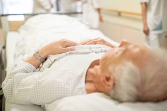 Immer mehr Patienten im Krankenhaus: Im Alter mehren sich Erkrankungen, die oft chirurgisch behandelt werden müssen.