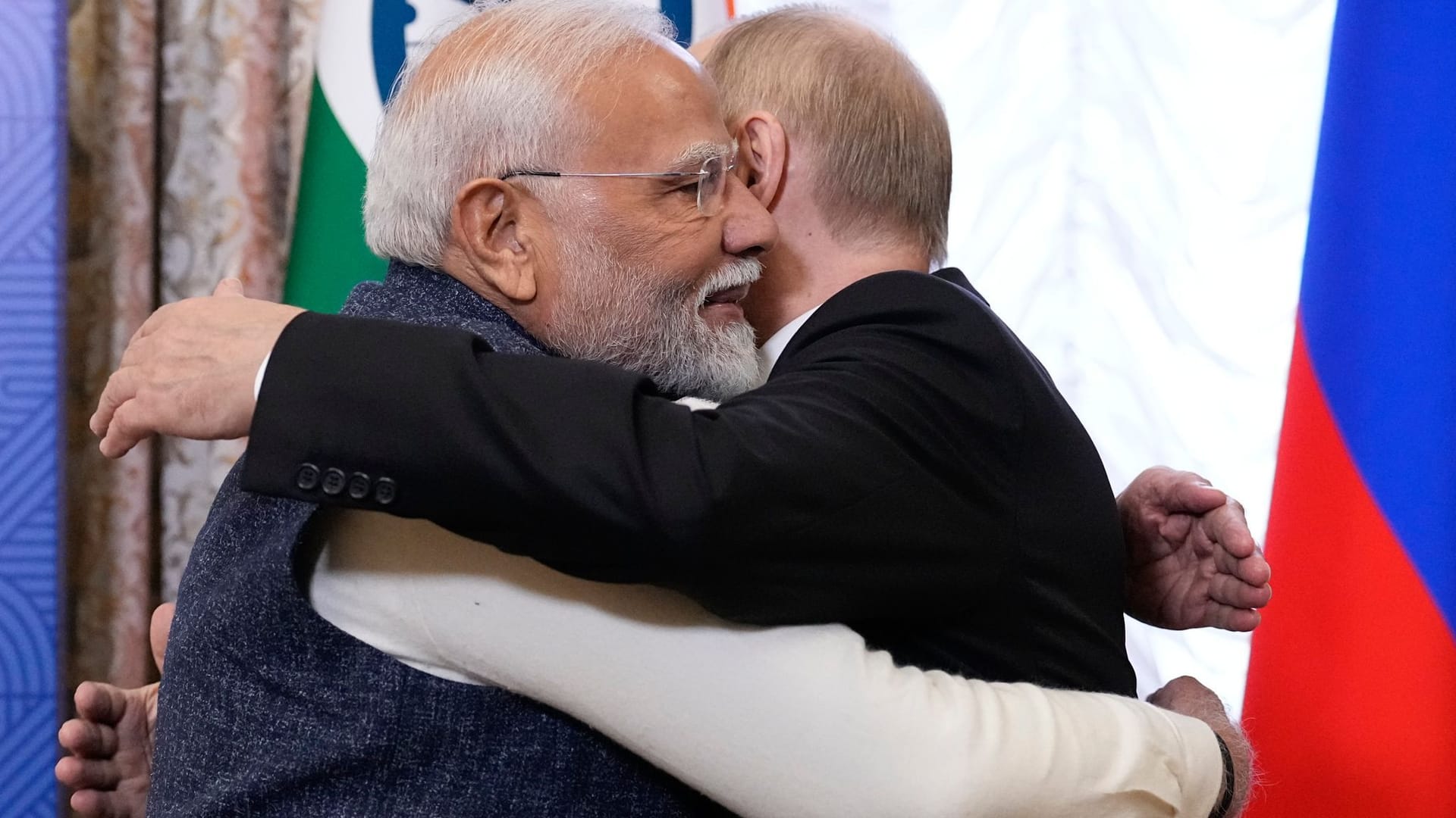 Modi umarmt Putin zur Begrüßung: Danach bietet der indische Premier an, im Ukrainekonflikt zu vermitteln.