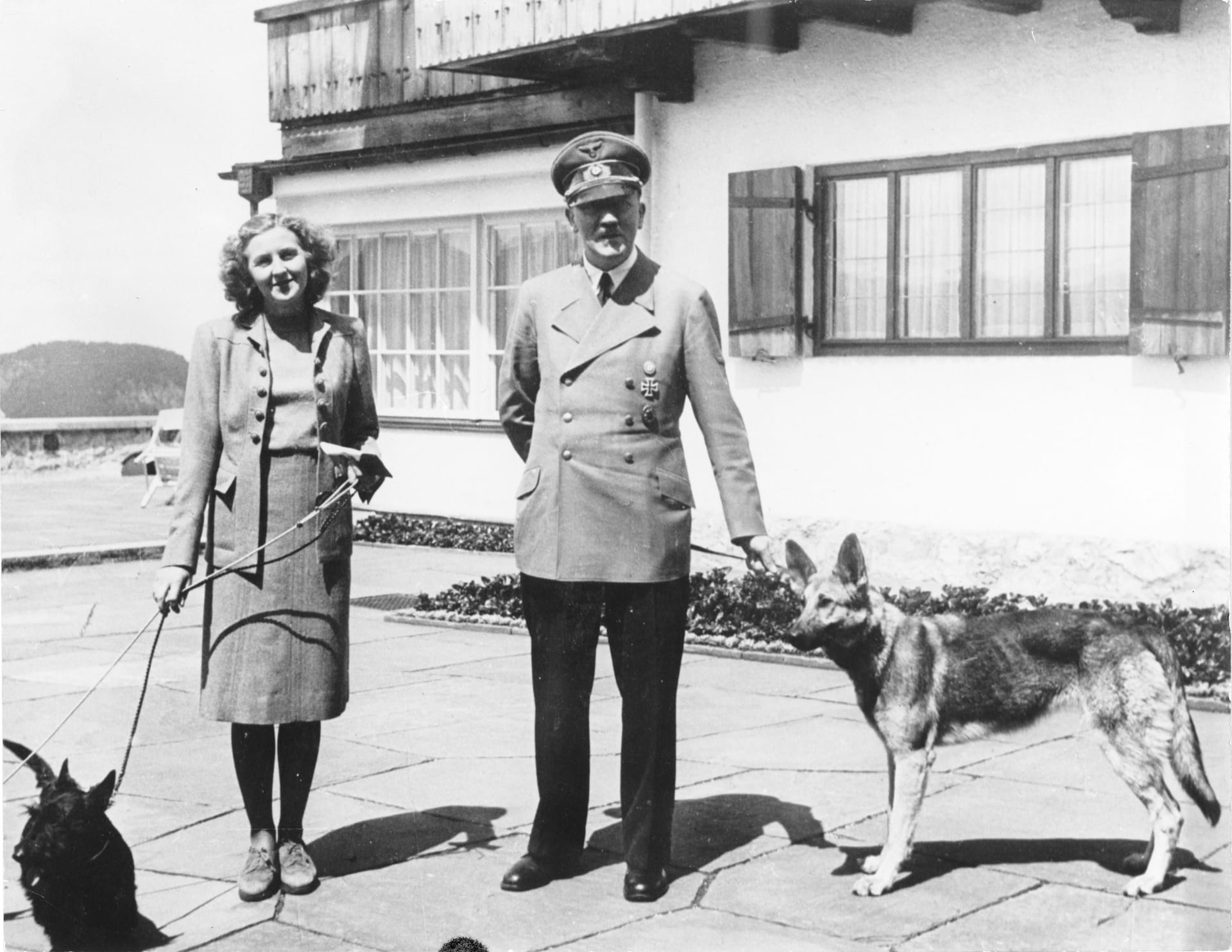 Auf dem Berghof mit Blick auf den Untersberg: Adolf Hitler und Eva Braun.