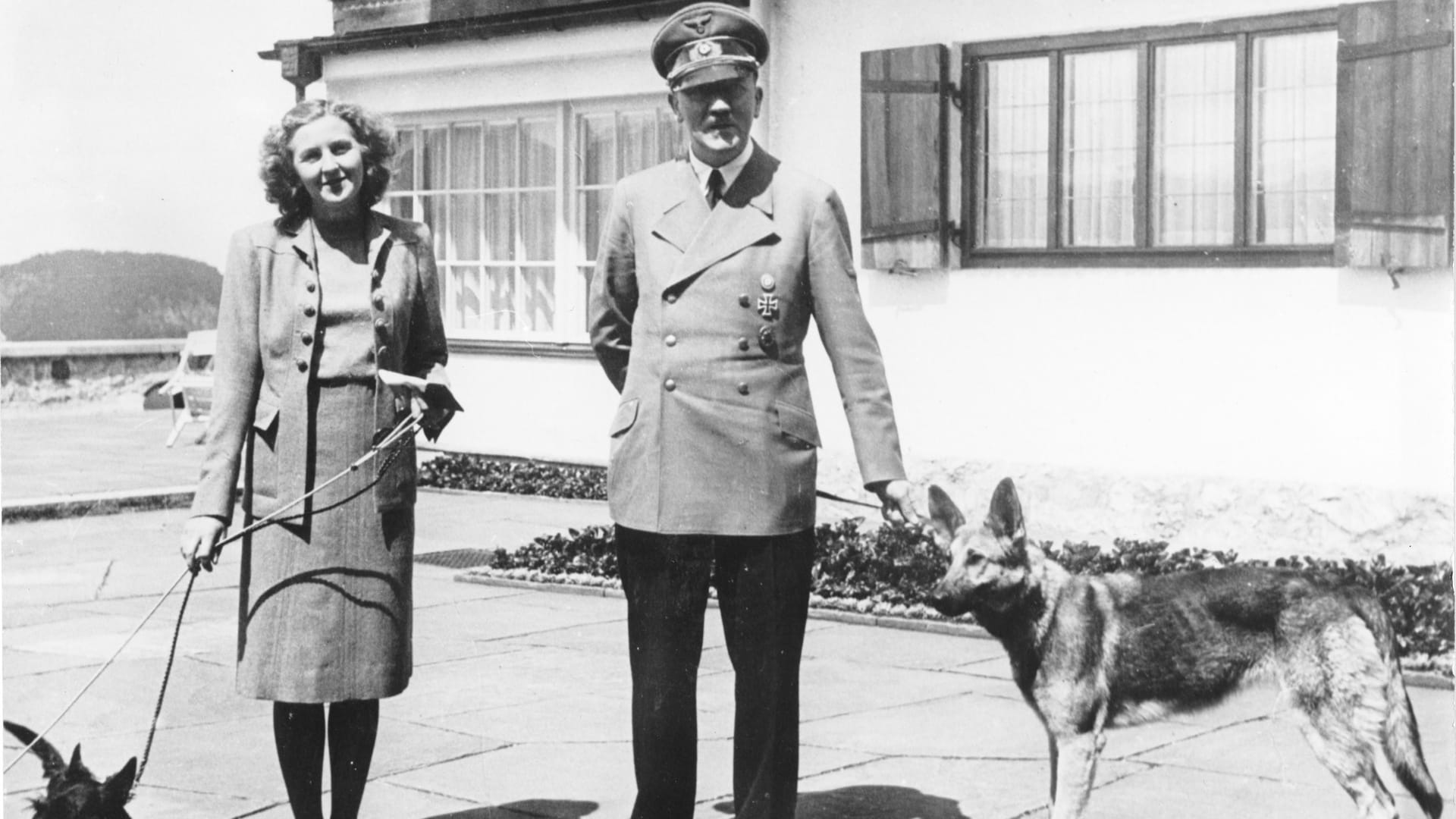 Auf dem Berghof mit Blick auf den Untersberg: Adolf Hitler und Eva Braun.