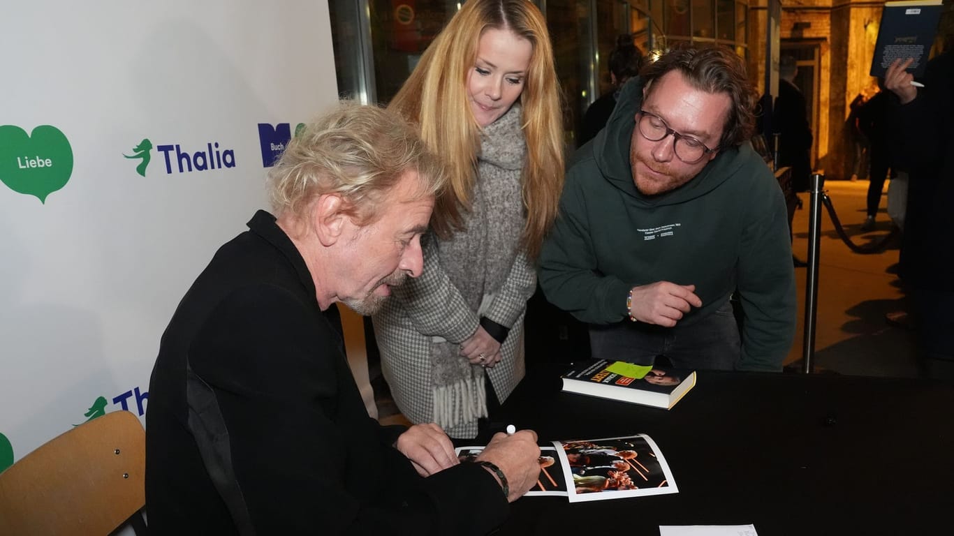 Viele Besucher der Lesung wollten nach der Show ein Autogramm.